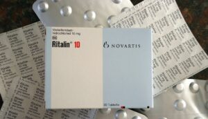 Caja de Ritalin 10 mg de Novartis, medicamento con metilfenidato utilizado para mejorar la concentración y tratar el trastorno por déficit de atención e hiperactividad (TDAH), disponible en Farmaneuro Perú